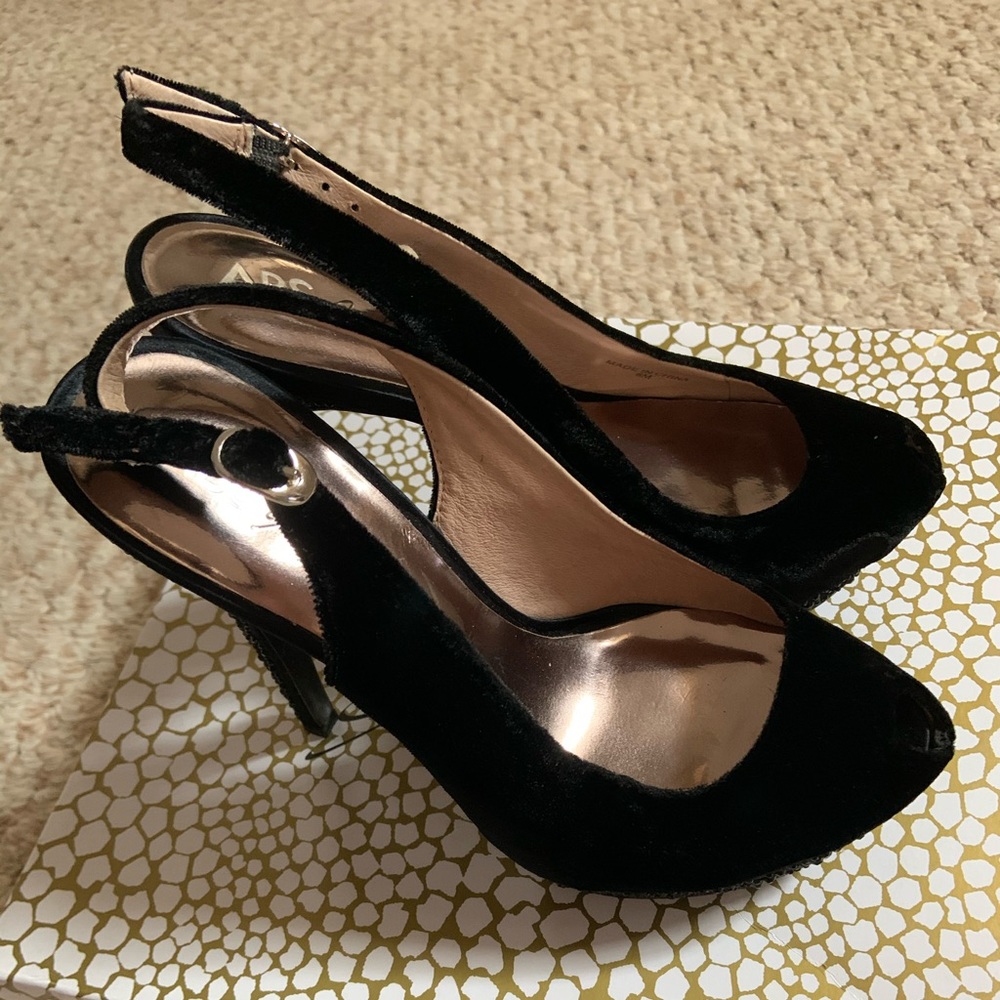 NIB ABS By Allen Schwartz Deandra Platform Pumps